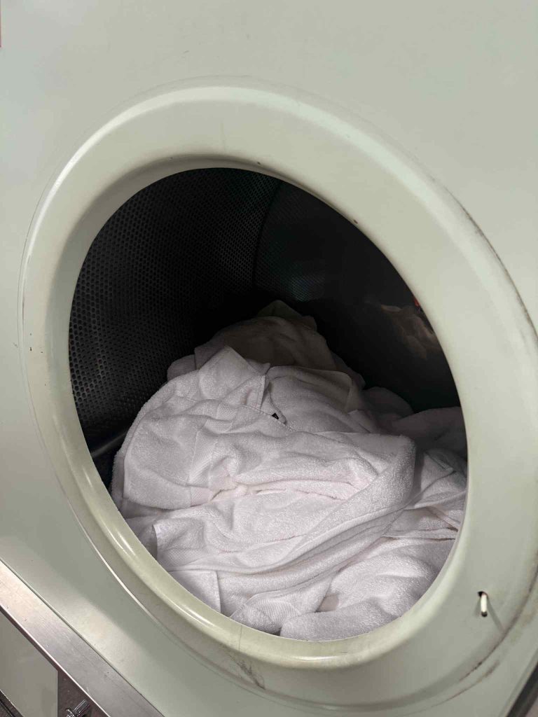 台南乾洗衣店使用專業設備清洗毛巾