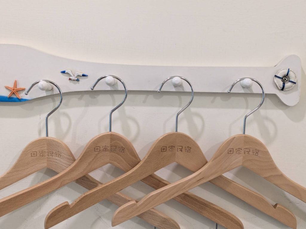 鹽埕區民宿推薦 GO HOME民宿小巧細節：專屬木衣架與海洋風裝飾，讓旅客感受溫馨與特色氛圍。