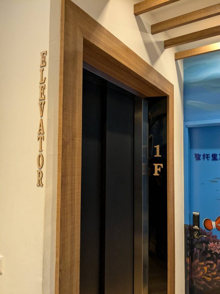 鹽埕區GO HOME回家民宿設有電梯，方便長輩、親子與行李搬運，更貼心安心。