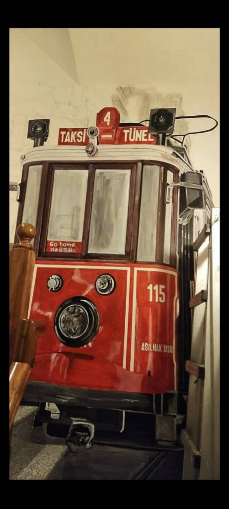 鹽埕區GO HOME 回家民宿-紅色手繪電車