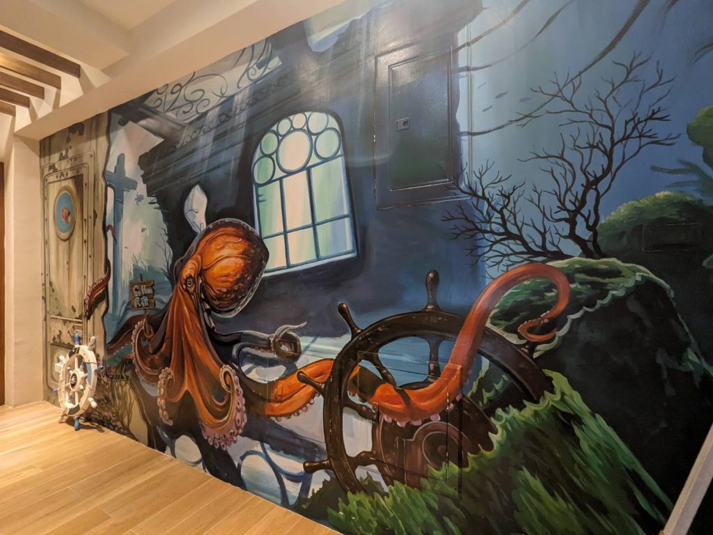 鹽埕區GO HOME 回家民宿樓層走道的3D壁畫用手機的視角更能拍出生動的活躍章魚