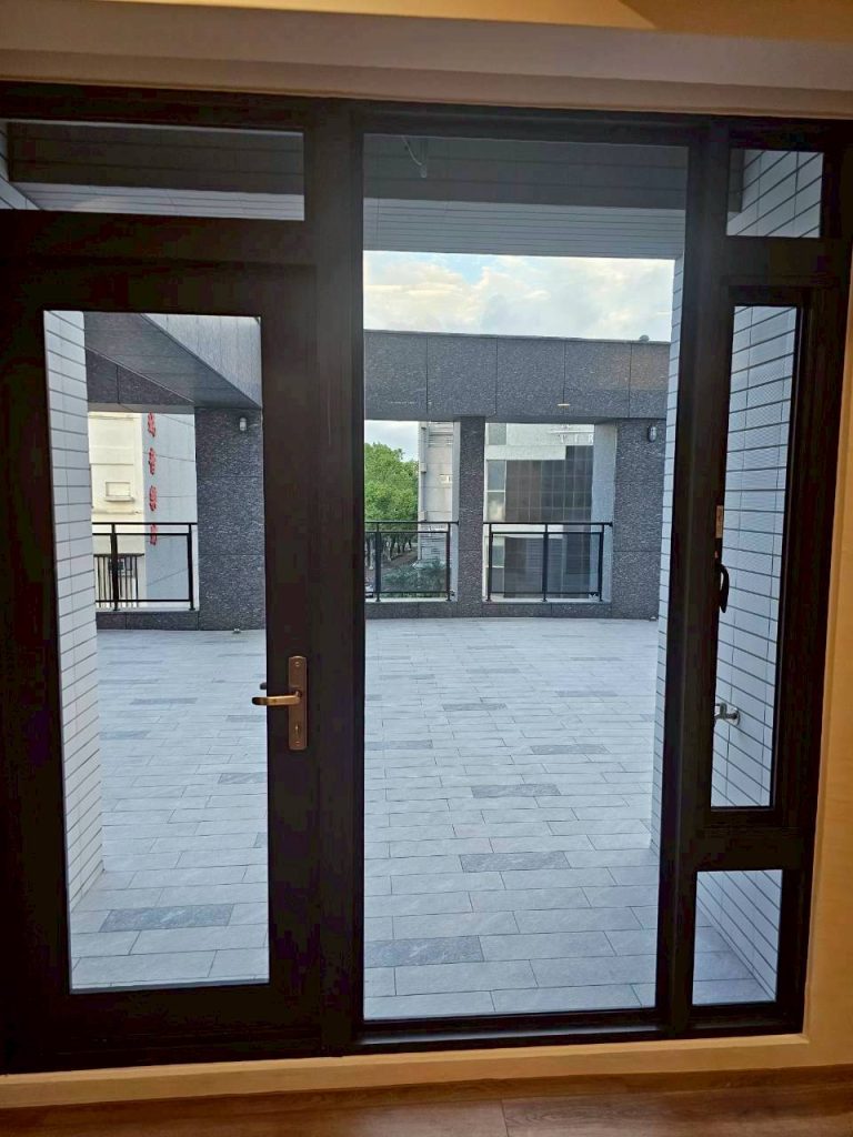 清潔後：玻璃明亮通透，室外景觀清晰可見。